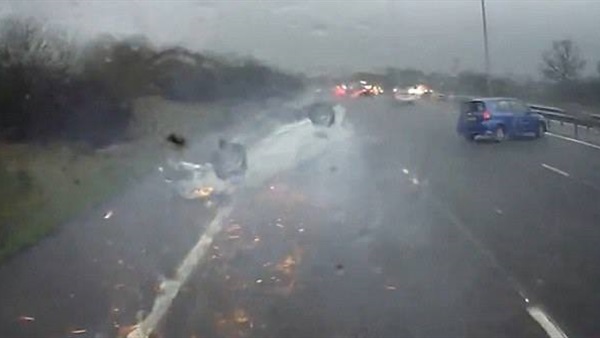 بالصور.. رضيع ينجو من حادث مروع في بريطانيا