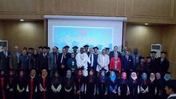 "طب عين شمس" تحتفل بتخرج الدفعة الـ3 من الطلاب النيجيريين والماليزيين