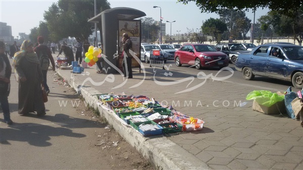 بالصور.. أزمة في معرض الكتاب بسبب انتشار الباعة الجائلين