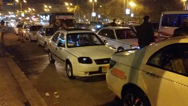 بالفيديو والصور.. وقفة احتجاجية لأصحاب التاكسي الأبيض