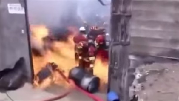 بالفيديو.. لحظة إمساك النيران بمجموعة من رجال الإطفاء  