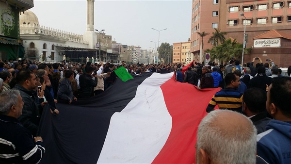 بالصور.. متظاهرو بورسعيد يرفعون علم مصر بمقدمة مسيرتهم