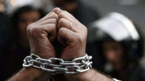 الشرطة «بوشين».. أمين يصفع ممرضة لمنعها من استقبال أبنه المصاب.. وآخر يعتدى على طبيب لرفضة كتابة تقرير مخالف..وقوات تضبط خليه إخوانيه بالهرم.. واسترجاع طفل لذوية بقنا 