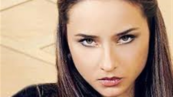 نييلي كريم تعد جمهورها بالبعد عن «النكد»