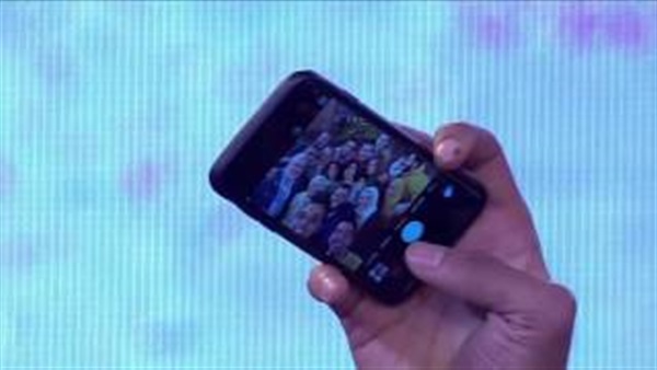 بالفيديو.. منى الشاذلى تلتقط «سيلفى» مع لاعبى منتخب مصر لليد
