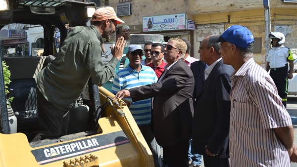 بالصور..محافظ الاسماعيلية يتابع حملات  النظافة حول المدارس بنطاق حى ثان 