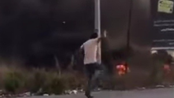 بالفيديو.. شاب فلسطينى يرقص وسط نيران الإحتلال  