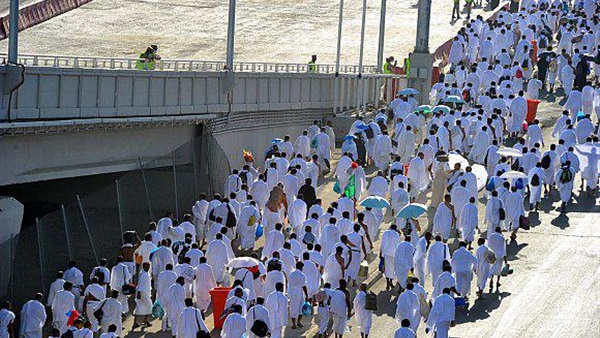 الحجاج يستكملون مناسك الحج ويرموا الجمرات في مني  