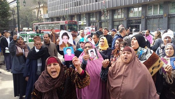 وقفة لأسر الشباب المتهمين بمحاولة «الهجرة غير الشرعية» أمام «النواب»