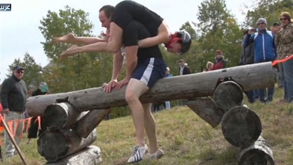 أميركى يفوز ببطولة حمل الأزواج فى أميركا  