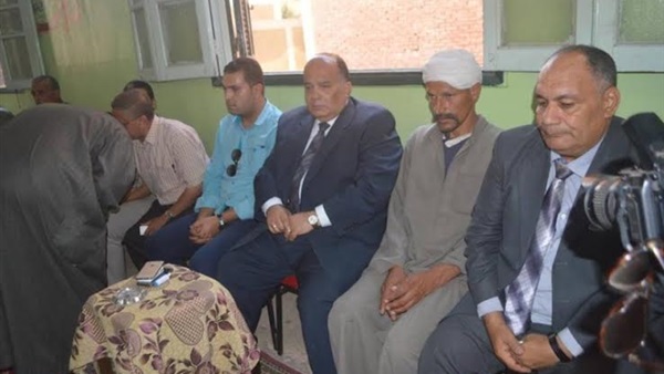 بالصور .. محافظ الدقهلية يقدم واجب العزاء فى شهيد عملية حق الشهيد   