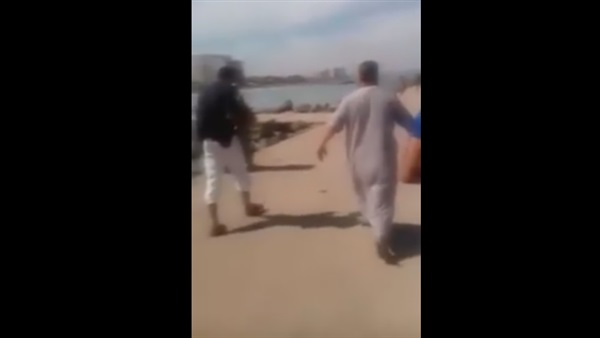 بالفيديو.. اصطياد العشاق على أحد الشواطئ الجزائرية  