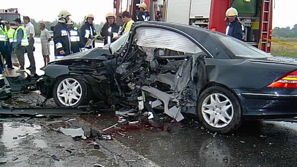 بالفيديو.. الانترنت يقتل قائدي  السيارات علي الطرق 