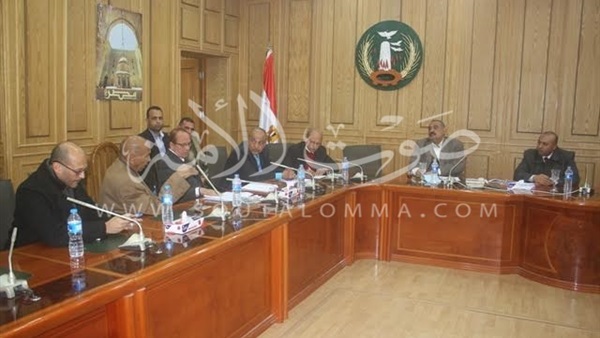 بالصور.. محافظ المنوفية يبحث مسار السكة الحديد 