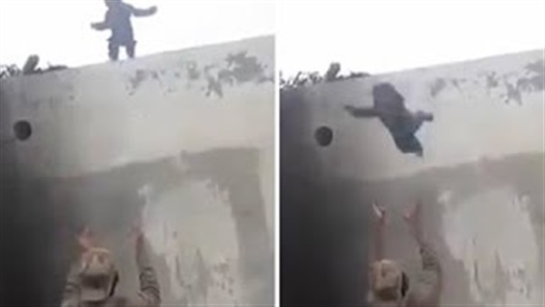 بالفيديو.. أب يضع حياة ابنه تحت التهديد 