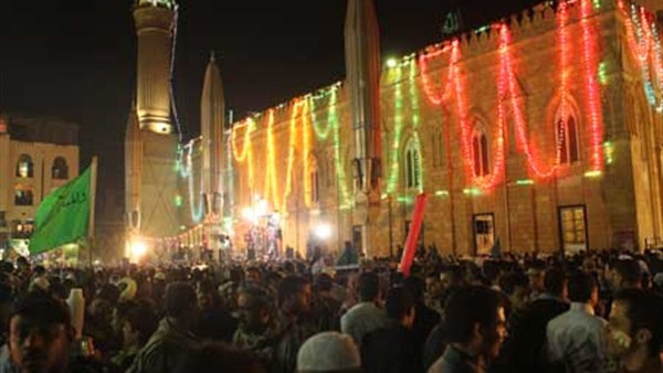 بالصور.. ساحة «الحسين» كاملة العدد في ذكري مولده 