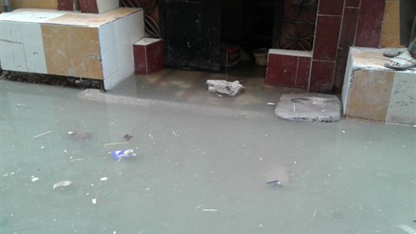 بالصور.. مياه المجارى تغمر منازل  شارع مبارك بكفر الشيخ  