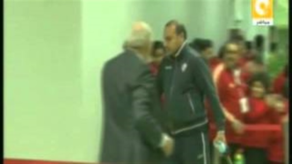 بالفيديو..عامل غرف الملابس بالزمالك يرش المياه خوفا من السحر 