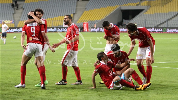 لاعبو الأهلى يحتفلون بالفوز على الزمالك بالرقص الشعبى