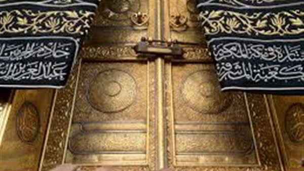 «آل سعود» يطلون باب الكعبة بـ278 كيلو ذهب 