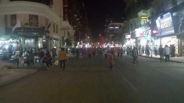 بالصور.. مناوشات بين جماهير   الأهلى والزمالك بوسط البلد 