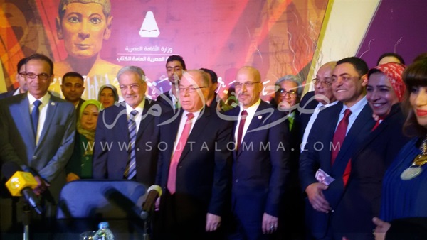 النمنم يلتقط صورة تذكارية مع المكرمين بمعرض الكتاب