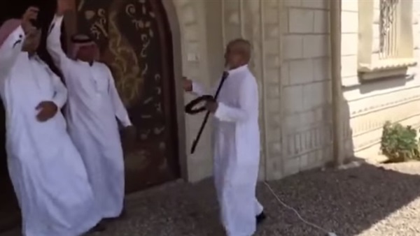 شاهد.. كيف احتفل سعودي بإنجاب طفل بعد 20 عاما   