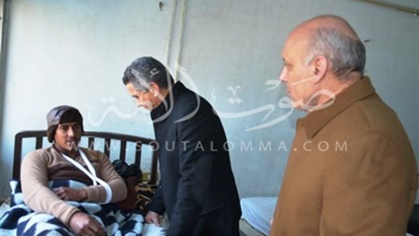 بالفيديو والصور..وزير النقل يزور مصابي حادث قطار بني سويف 