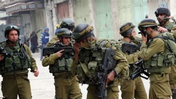 إعتقال إسرائيلي رمى فأسا على سيارة فلسطيني