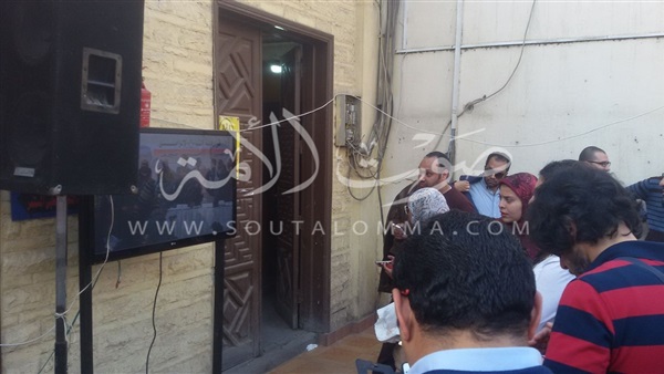 بالصور.. الأطباء يتابعون الجمعية العمومية عبر الشاشات