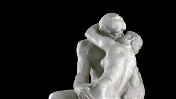 طرح تمثال «القبلة» فى مزاد بباريس