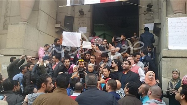بالفيديو.. مشادات بين الأطباء أمام النقابة «دار الحكمة»