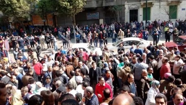 «البدلة البيضاء» تتنفس عن كبتها. .وقفات احتجاجية أمام «دار الحكمة» لرد الكرامة.. «طبيب»: سحبت شكوتى ضد الشرطة خوفًا من الإعتقال.. «مينا» تطالب بخطوات تصعيدية..«الصحة»:مش مسؤوليتنا والوزراء: تحقيق عاجل