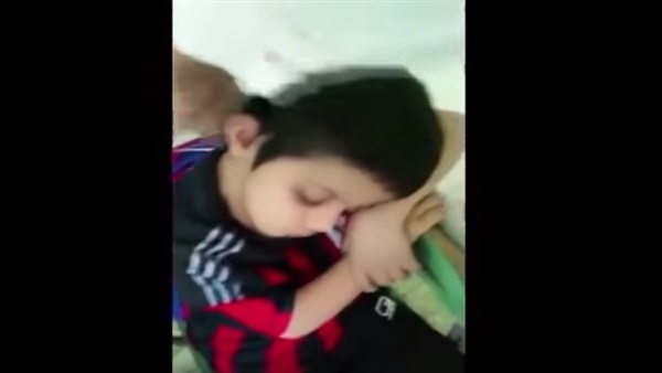 بالفيديو.. معلم يوقظ تلميذين نائمين بالفصل بطريقة اثارت الجدل  