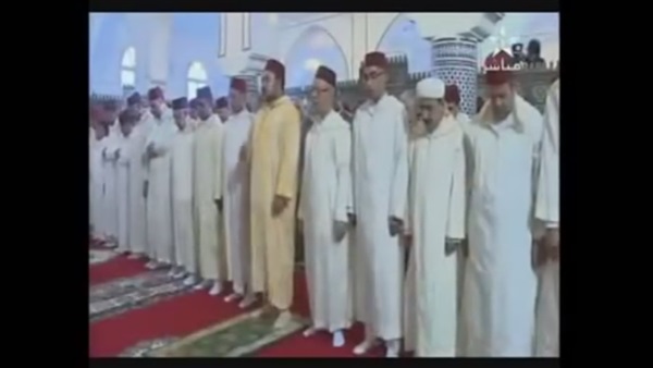 بالفيديو.. إمام مسجد ينسى الفاتحة أثناء الصلاة بملك المغرب  