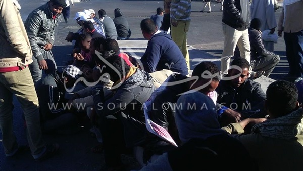 بالفيديو والصور..حاملى حقائب الركاب بميناء سفاجا يتوقفون عن العمل 