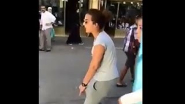 بالفيديو .. رد فعل فتاة على رجل وصف ملابسها بالعري