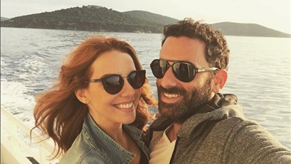 بالصور.. «سيلين سويدر» التركية تنشر صورة جديدة مع حبيبها على البحر  
