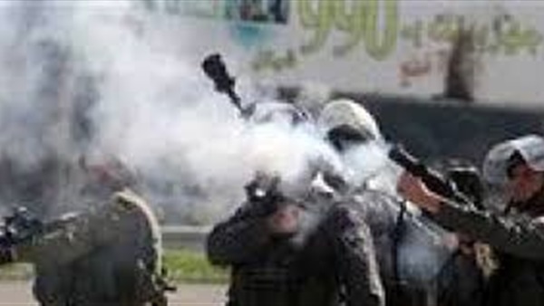 قوات الاحتلال تطلق النار على سيارة يستقلها 3 عمال