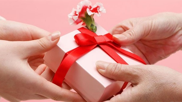 الرجال ينفقون أكثر من النساء على هدايا عيد الحب