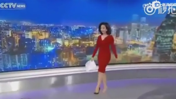 بالفيديو.. حذاء يطير من قدم مذيعة على الهواء