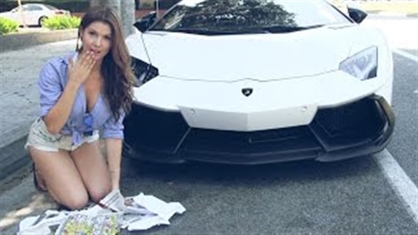 بالفيديو.. فتاة تستغل جمالها في السرقة بمعاونة حبيبها