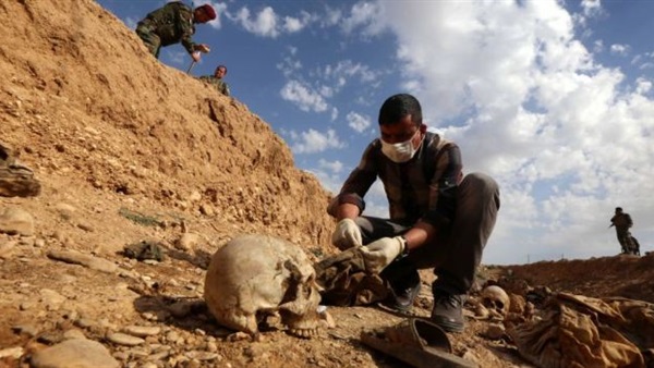مقبرة جماعية تضم رفات أكثر من 100 شخص قتلهم« داعش » بريف دير الزور