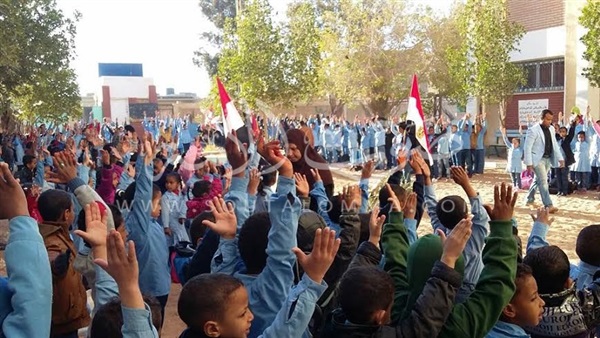 بالصور.. دقيقة حداد للشهيد «فؤاد» فى أول يوم دراسى بالبحر الأحمر