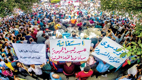 وقفات احتجاجية ضد قانون  الخدمة المدنية لإقالة وزير المالية 
