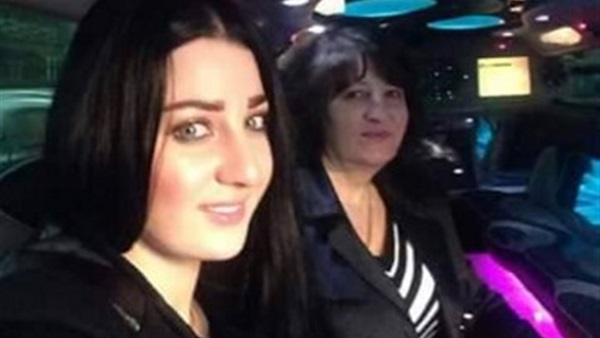 بالصور.. صوفينار تحتفل بعيد الحب مع والدتها