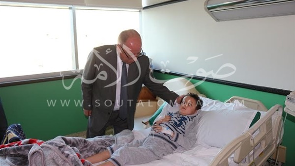 بالصور.. وزير الثقافة يزور مستشفى 57357 