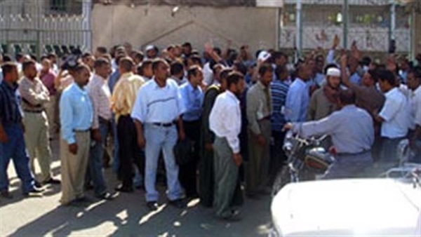 تجمهر معلمين المدرسة الفنية المتقدمة في القصر العينى