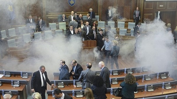 بالصور..قنابل مسيلة للدموع في برلمان كوسوفو  