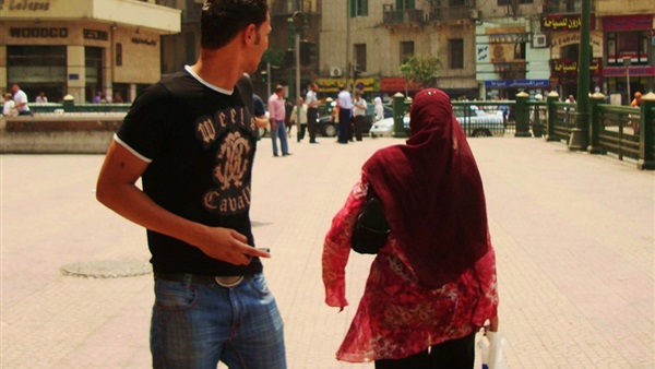 «سيدة التحرش» بالمرج: «الشرطة هددتني أنا وجوزي»